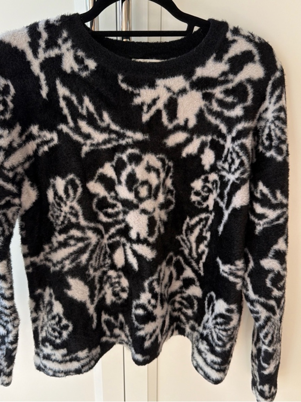 Rachel Zoe Black and White Floral Crewneck pullover Sweater Medium